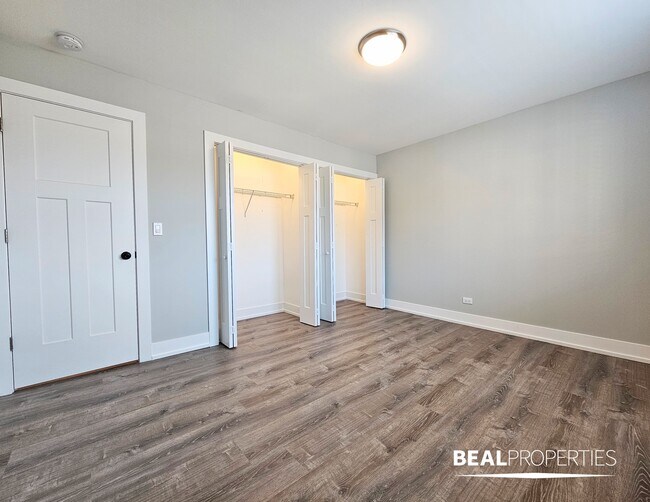 Building Photo - 530 W Surf St