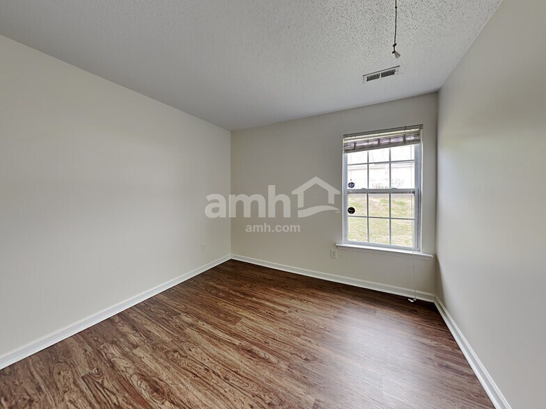 Building Photo - 219 Bellport Dr
