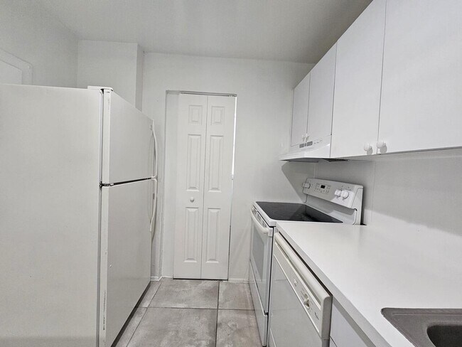 Building Photo - 8000 S Colony Cir