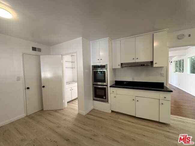 Building Photo - 1555 San Ysidro Dr