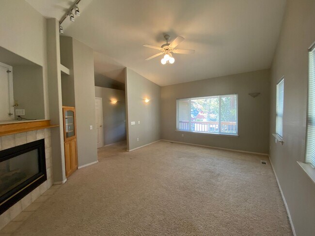 Building Photo - Spacious 2 Bedroom + office! Large yard!  ...