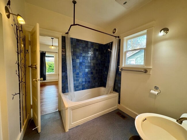 Building Photo - Beautiful 4 Bedroom, 2 Bath with Bonus Room in the Whiteaker Neighborhood!