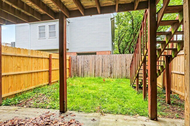 Building Photo - Two bedroom, one and a half bathroom end townhome in Harrisburg