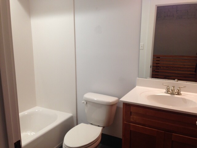 Upstairs Bath - 120 S Cypress St