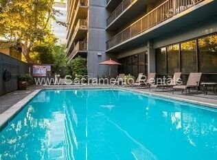 Building Photo - Spacious Updated 2bd/2ba Downtown Condo - ...