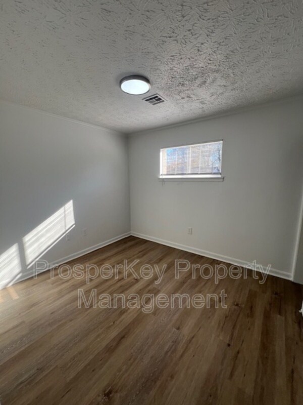 Building Photo - 2745 N Wallace Dr