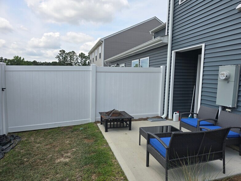 Private Enclosed Rear Yard - 4174 High Glen Dr