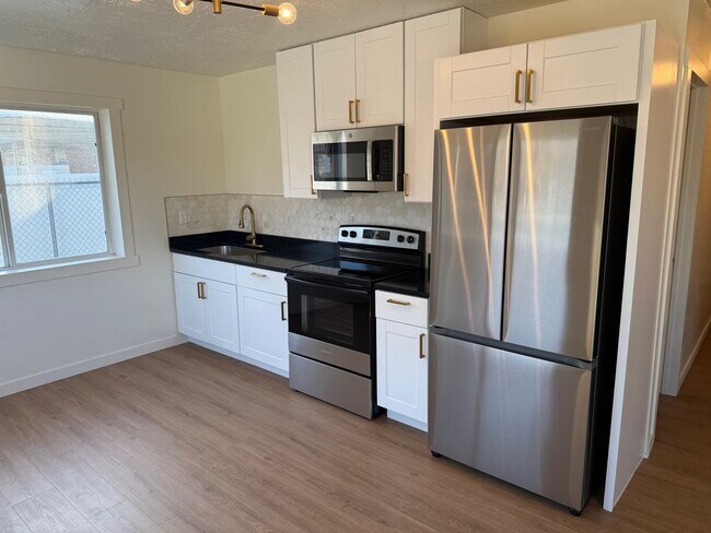 Building Photo - Beautifully remodeled apartment