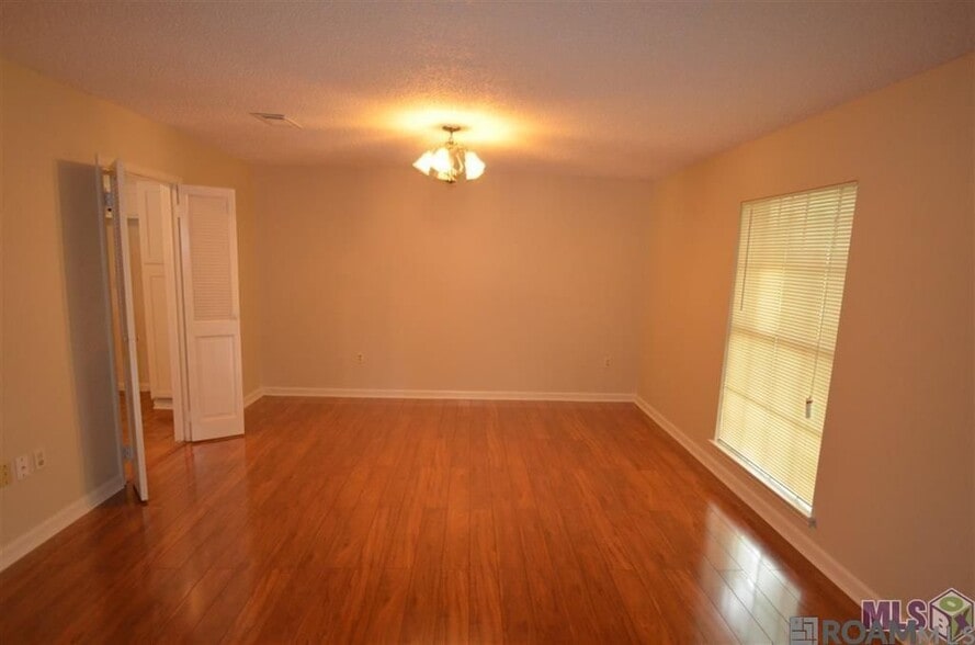 Building Photo - 5017 Parkoaks Dr