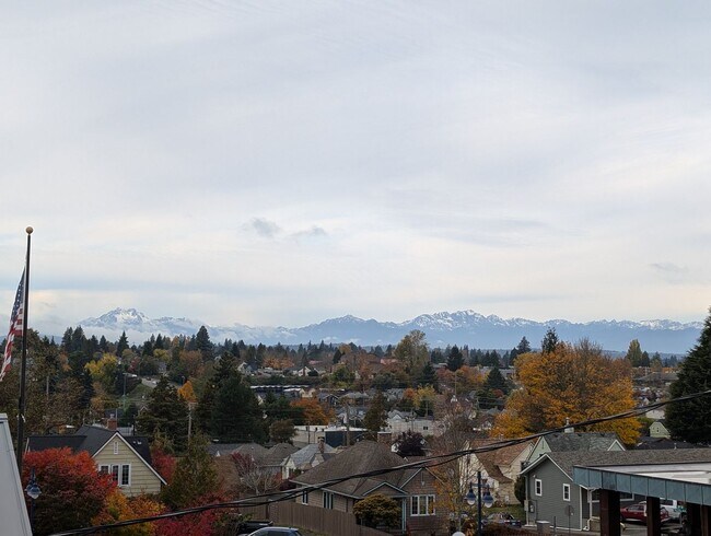 Building Photo - Easy Commute with Stunning Views!