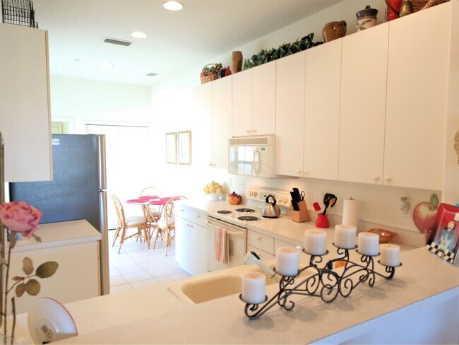 Building Photo - Seasonal Short-Term Villa located in Pelican Pointe Golf & Country Club!