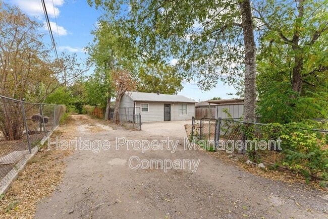 Building Photo - 315 Pool Dr