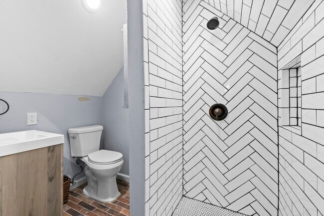 Building Photo - 590 Edgewood Dr