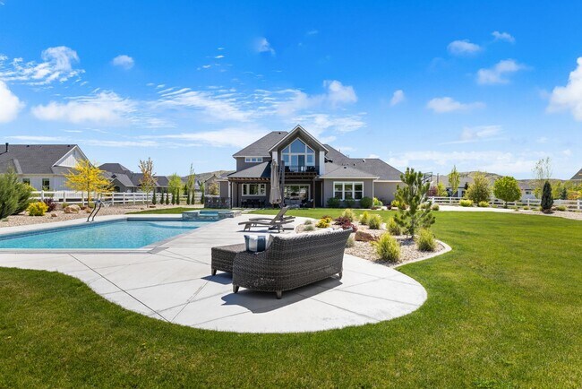 Building Photo - Exquisite Luxury Retreat on 1 Acre – 5BR/4...