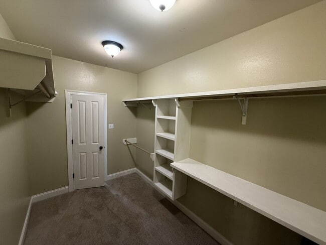 Building Photo - Charming 3 Bedroom Home in Willowbrook Sub...