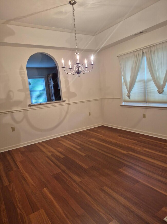 Building Photo - 1023 E Schumaker Manor Dr