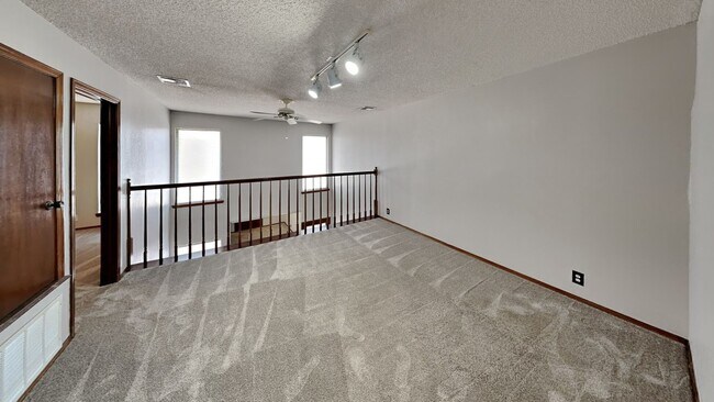 Building Photo - Spacious Townhouse 3 Bedroom 2 Bathroom with Bonus Room