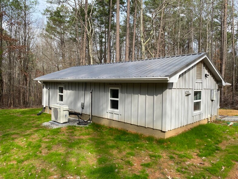 Back view - 2573 Hawkins Rd