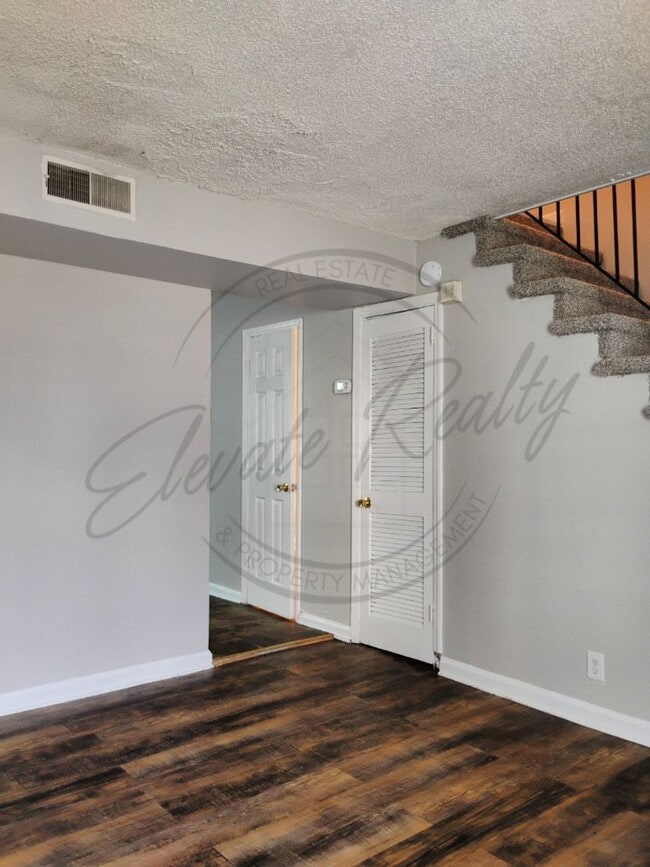 Building Photo - 2437 Woodale Ln