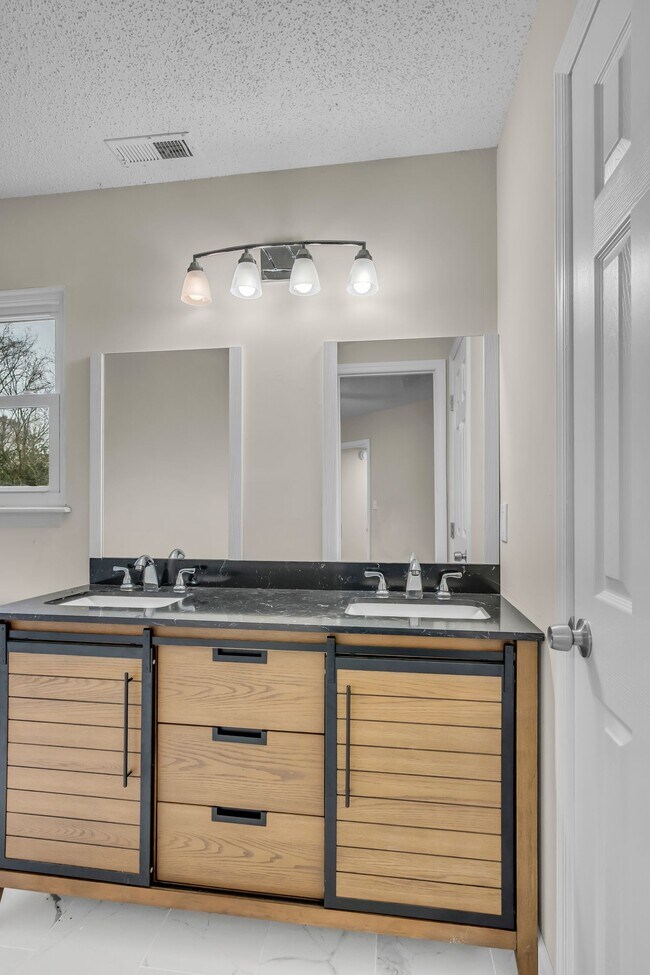 Building Photo - 213 Rebecca Pines Dr