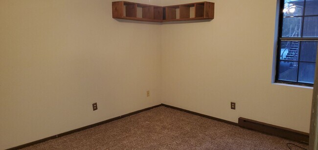 Building Photo - 3 bd, 2 ba house, Midway Heights subdivision just west of Columbia, recently painted, partially f...