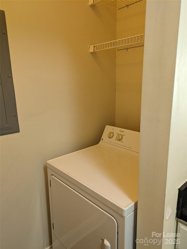 Building Photo - 917 Shearer St