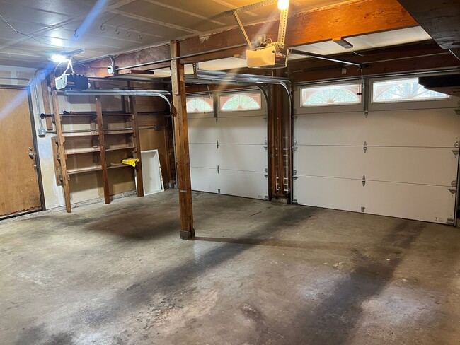 Building Photo - 4bd/2.75ba Bellevue Home