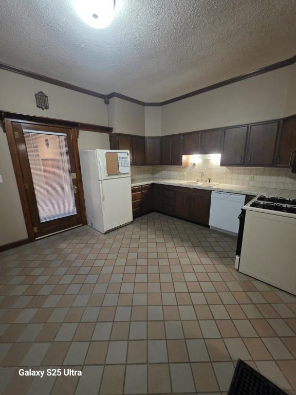 Building Photo - 208 E Main St