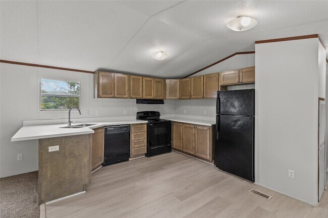 Building Photo - 15930 Pine St