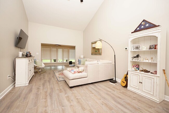 Building Photo - Great Bluewater Bay Location