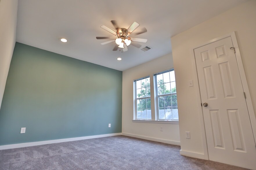 3rd Bedroom - 3203 Elgin St
