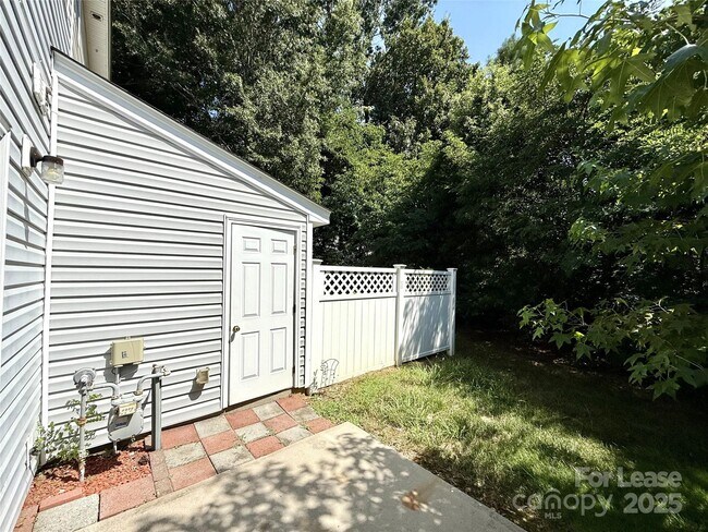 Building Photo - 10879 Holly Ridge Blvd