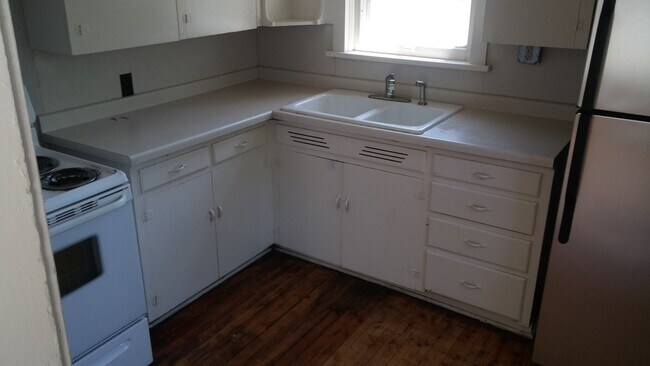 Building Photo - 204 Burr