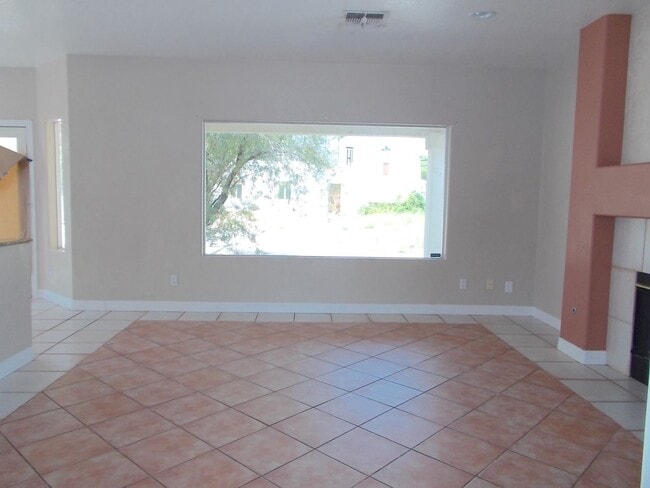 Building Photo - Spacious Estate on Nearly an Acre!