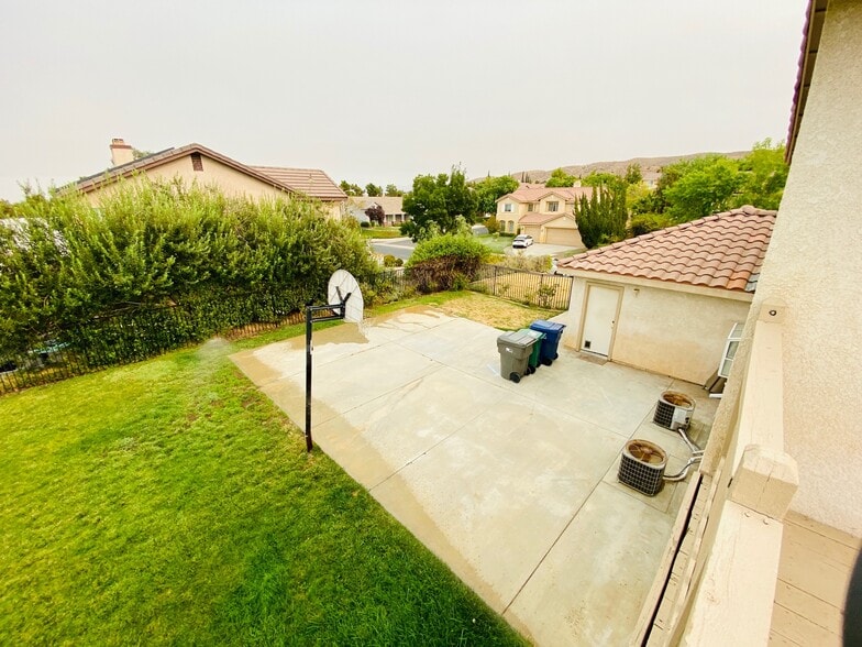 Building Photo - 5539 Avenida Entrada