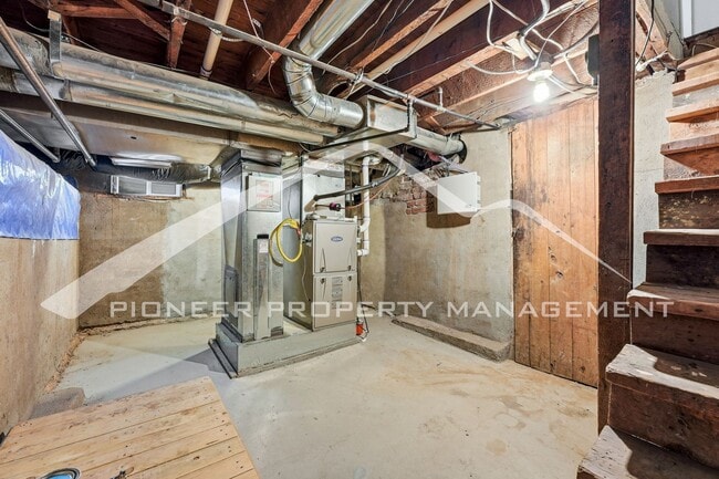 Building Photo - Charming Townhouse with Washer/Dryer and Central AC