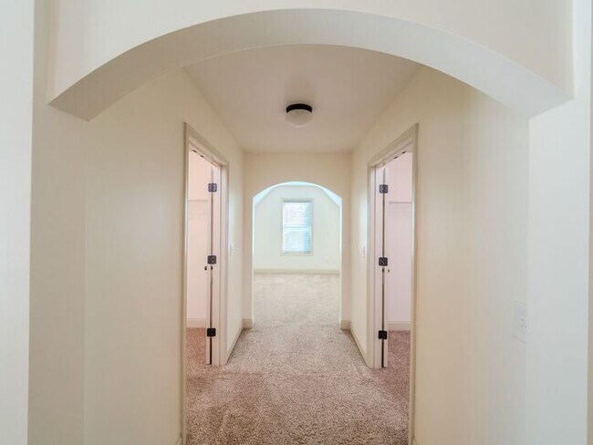 Building Photo - 512 Watercourse Way