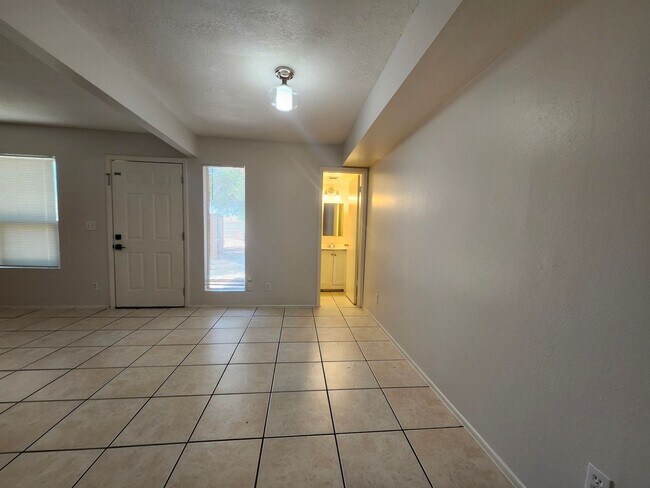 Building Photo - 2 level Condo