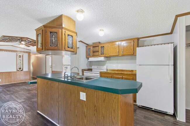 Building Photo - Enjoy the peace and quiet of the country!