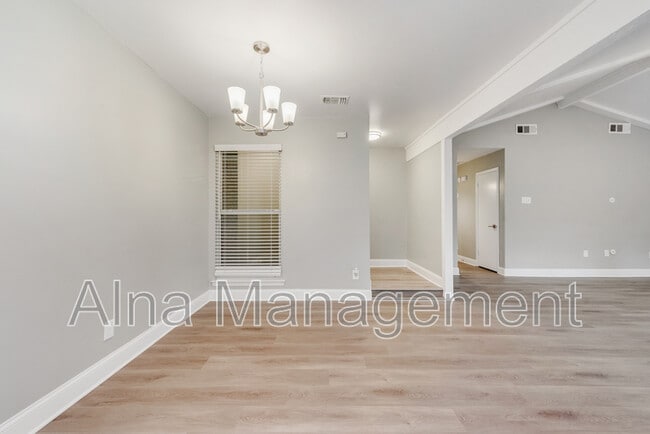 Building Photo - 4 Eastlane Pl