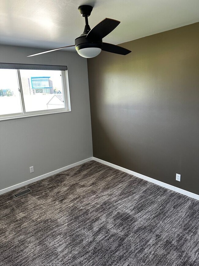 Building Photo - Beautifully Updated Two-Story Home in Sandy — Mountain Views & Big Backyard!