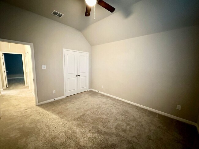 Building Photo - Room for the family!