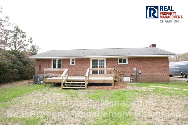 Building Photo - Recent Updates on Large Lot with Spacious ...