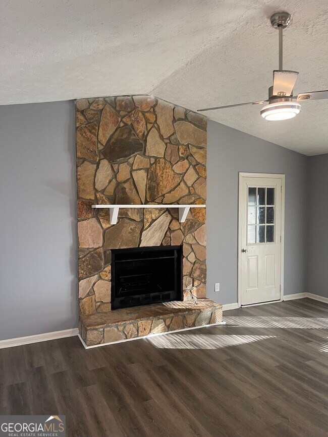 Building Photo - 1233 Woodland Ct SE