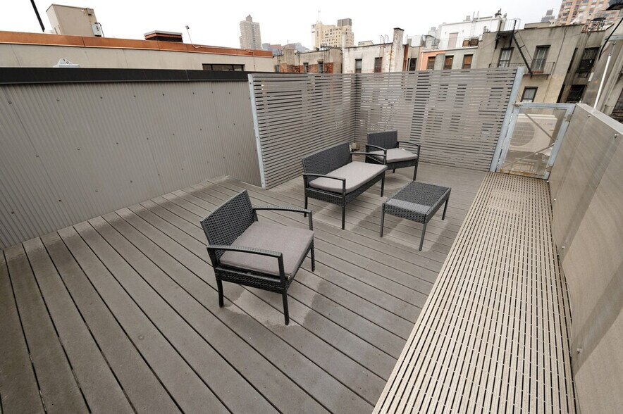 Building Photo - 353 W 46th St