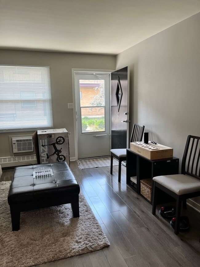 Interior Photo - 118 Douglas