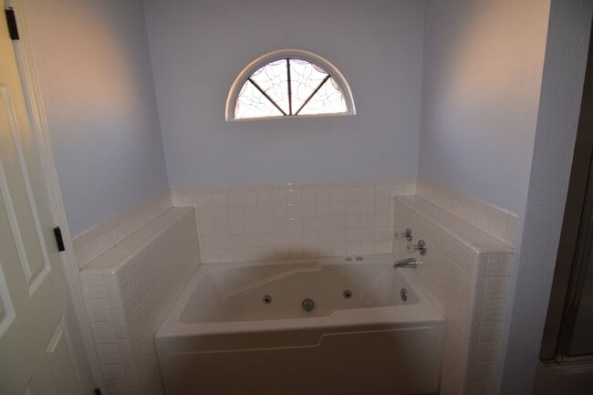 Building Photo - 3900 Bristol Ln