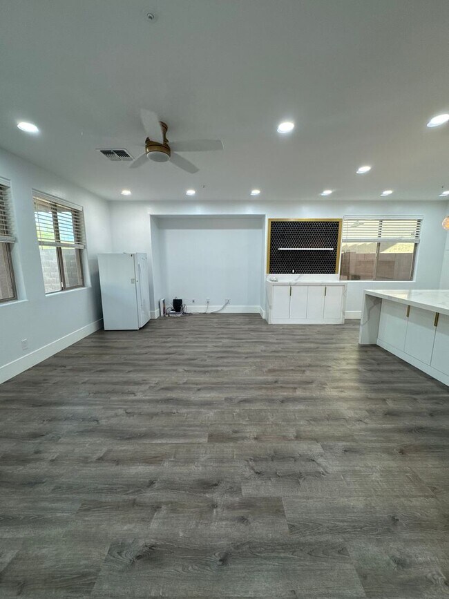 Building Photo - 29855 N 71st Dr