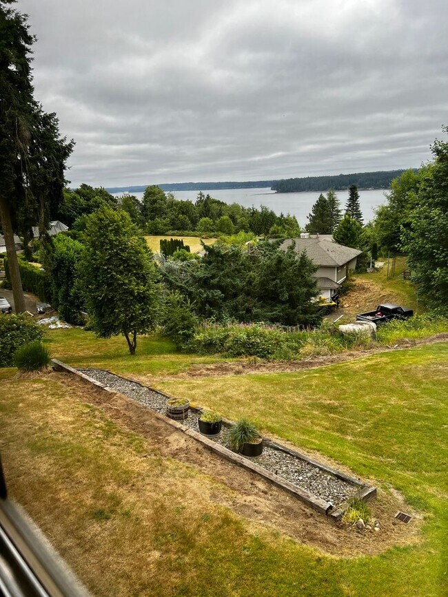 Building Photo - Beautiful home with a view in Bremerton.