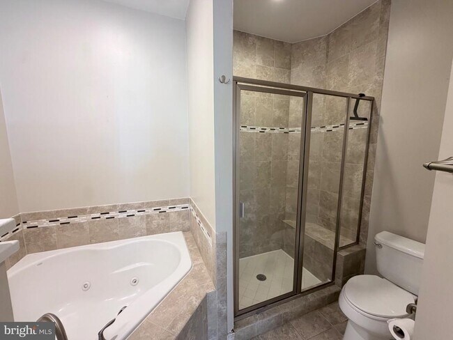Building Photo - 4560 Longfellow St
